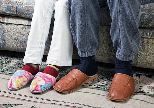 Gäste mit Hausschuhen auf dem Sofa