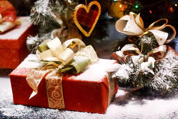 Neujahrsgeschenk in Box und Papier mit Schleife