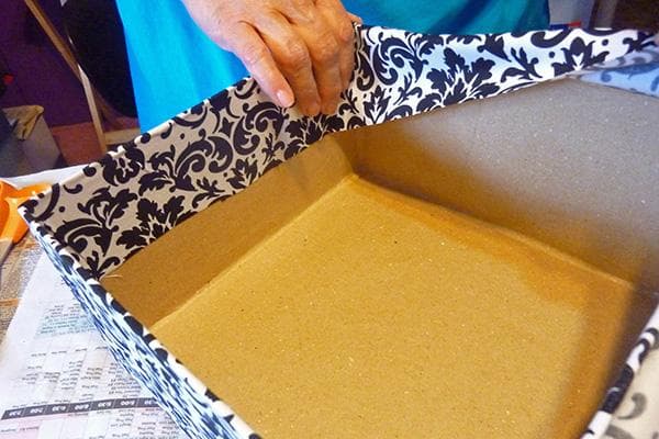 Bekleben der Box mit Papier