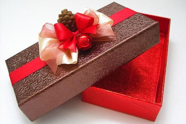 Geschenkschachtel, mit Folie beklebt
