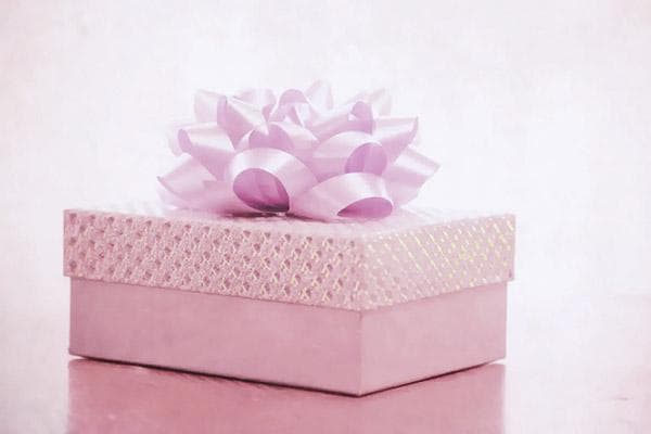Geschenkschachtel mit üppiger Schleife