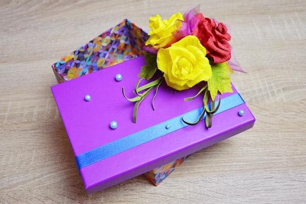 Schachtel, verziert mit Blumen und Perlen