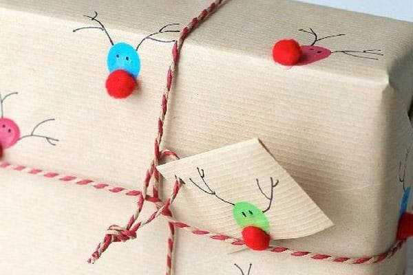 Hirsch-Dekor auf Geschenkpapier