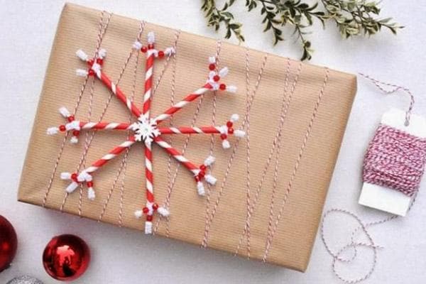 Ein in Kraftpapier eingewickeltes Geschenk