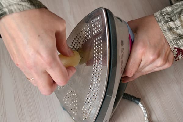 Reinigung des Bügeleisens mit einer Paraffinkerze