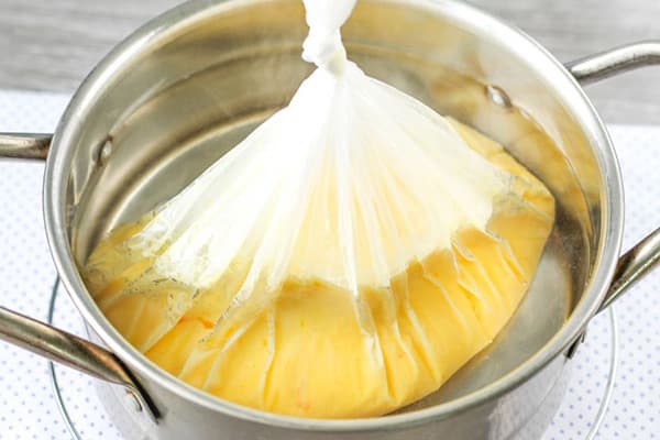 Kochen des Omeletts im Beutel