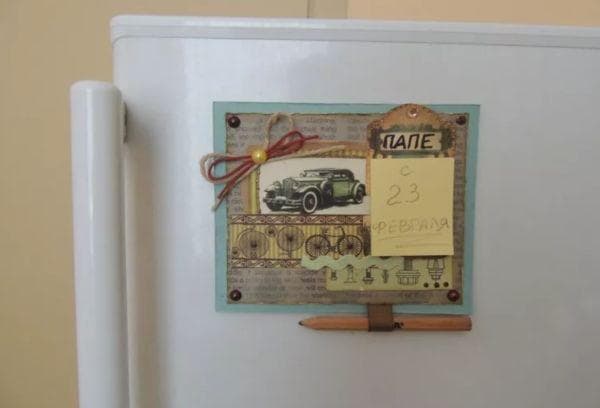 Grußkarte mit Glückwunsch auf dem Kühlschrank
