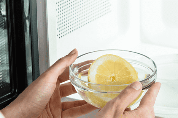 Wasser mit Zitrone zur Reinigung der Mikrowelle