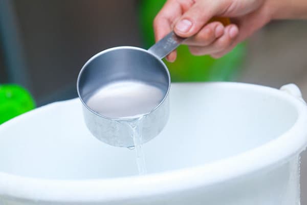 Zugabe von Essig zum Waschwasser