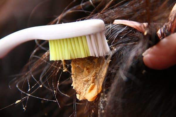 Ein Stück Schleim in den Haaren