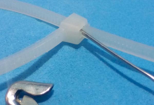 Nylon-Kabelbinder mit einer Stecknadel lösen