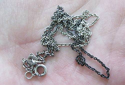 Die silberne Kette ist angelaufen