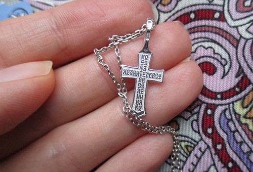Silbernes Kreuz an einer Kette