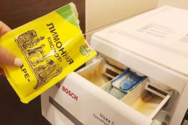 Zugabe von Zitronensäure in das Waschmittelfach der Waschmaschine