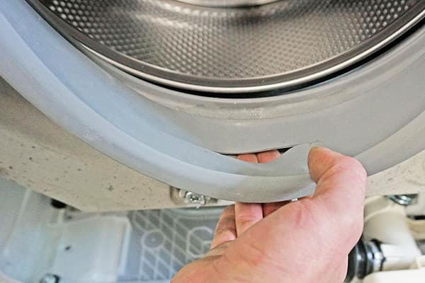Gerissene Gummidichtung der Waschmaschine