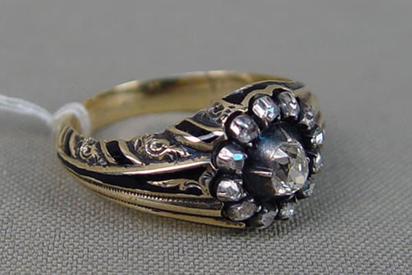 Alter Ring mit Diamanten