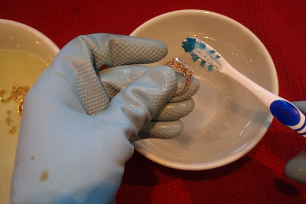 Reinigung eines goldenen Ringes mit Diamanten