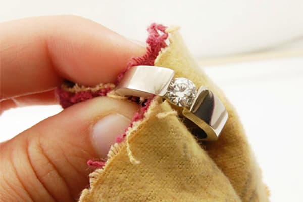 Reinigung eines Rings mit einem weichen Tuch