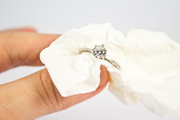 Reinigung eines Rings aus Weißgold mit Diamant