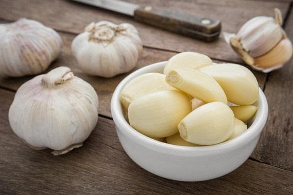 Geschälte Knoblauchzehen