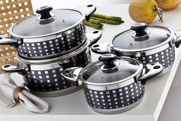Set aus Edelstahltöpfen