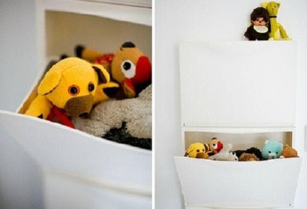Kinderspielzeug im Schuhregal