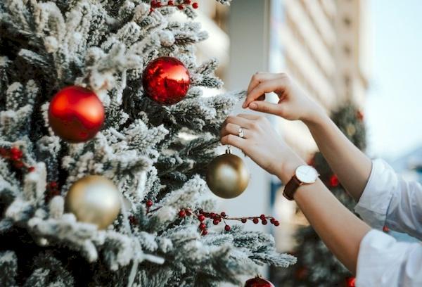 Schmücken des Weihnachtsbaums