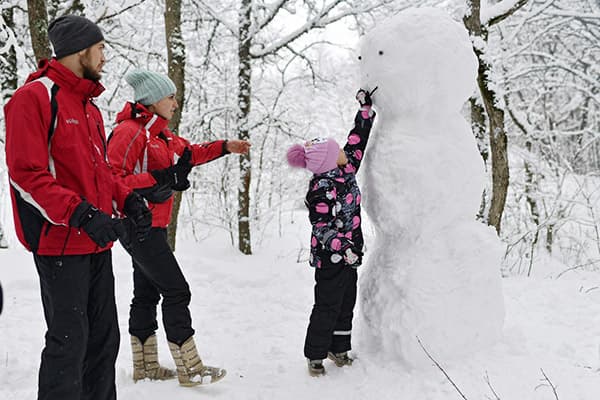 Die Familie formt einen Schneemann
