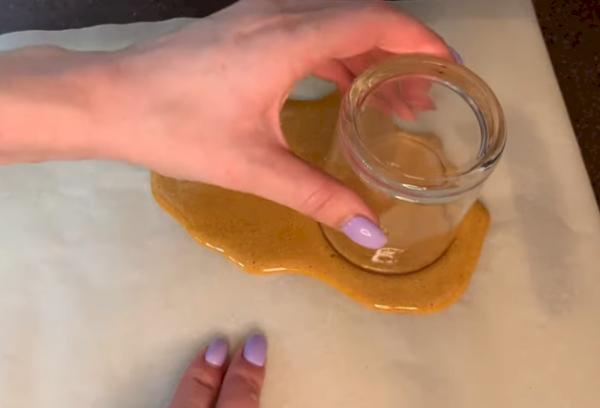 Kreise mit einem Glas aus den Keksen ausstechen