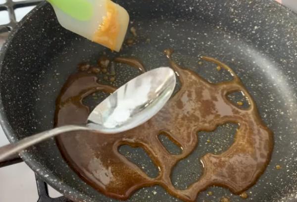 Eine Prise Natron zum Zucker geben