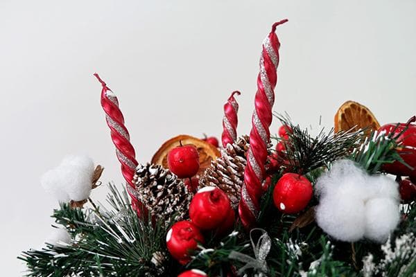 Neujahrsarrangement mit Kerzen