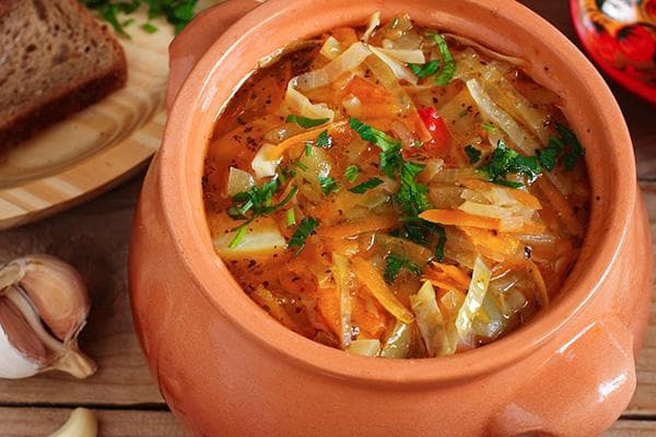 Kohlsuppe (Schtschi) im Topf