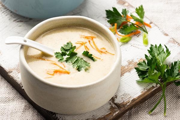 Feldtopfsuppe (Polewka) mit Kräutern