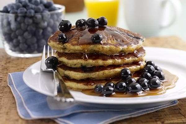 Buckwheat-Pfannkuchen mit Heidelbeeren und Honig