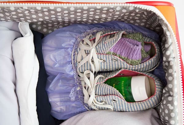 Schuhe im Koffer