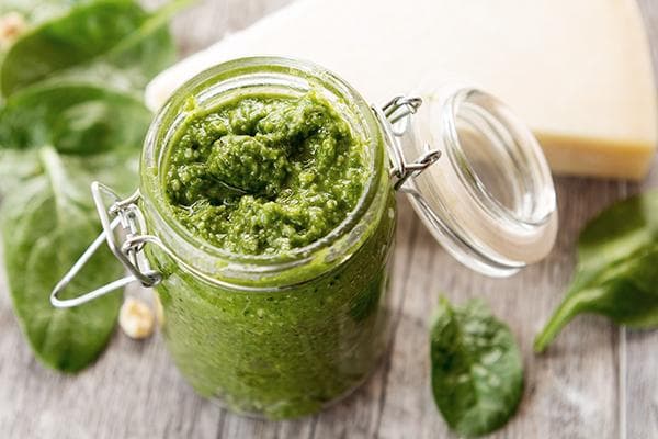Paste aus Spinat und Frühlingszwiebeln