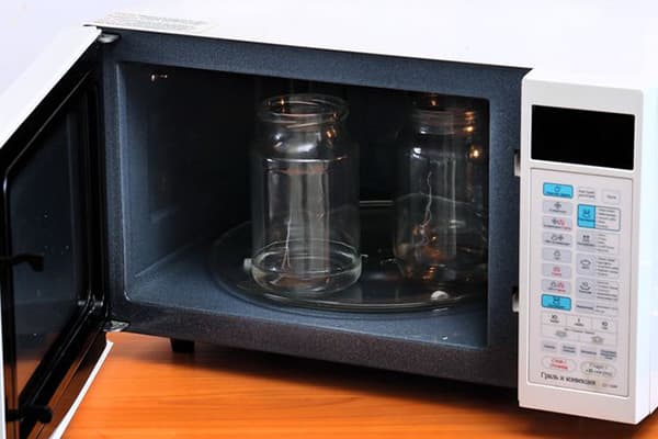 Trockene Sterilisation von Gläsern in der Mikrowelle