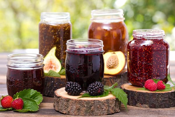 Gläser mit verschiedenen Marmeladensorten