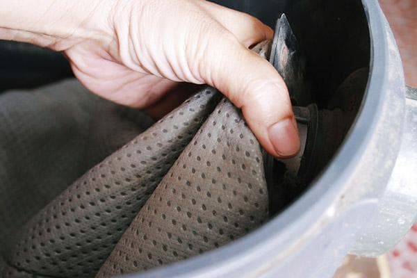 Entnahme des wiederverwendbaren Beutels aus dem Staubsauger