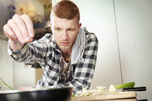 Ein Mann kocht