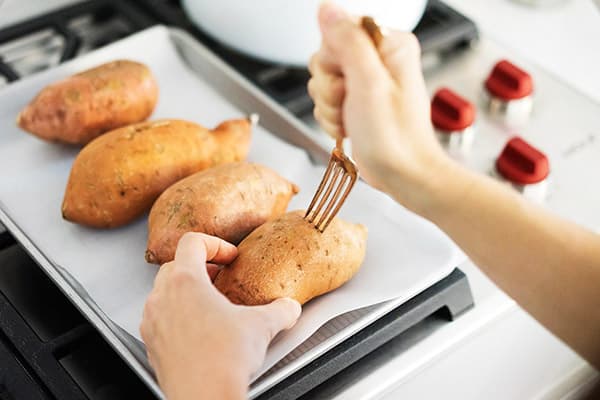 Zubereitung von Süßkartoffeln.