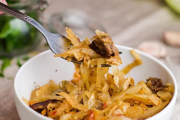 Geschmortes Kraut mit Fleisch