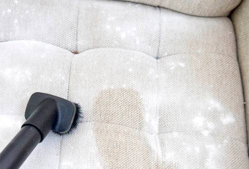 Reinigung des Sofas mit dem Staubsauger