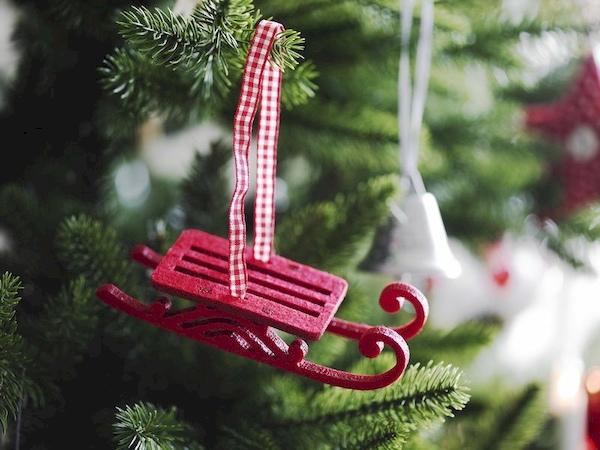 Baumschmuck aus kleinen dekorativen Schlitten und Skiern 2
