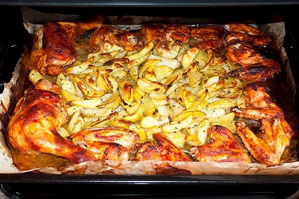 Backblech mit gebratenem Hähnchen und Kartoffeln
