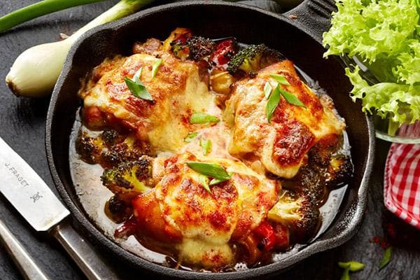 Gusseisenpfanne mit gebratenem Fleisch