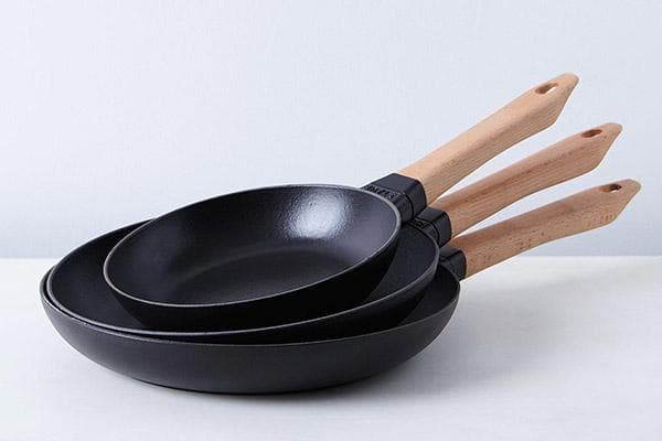 Bratpfannen mit Holzgriffen
