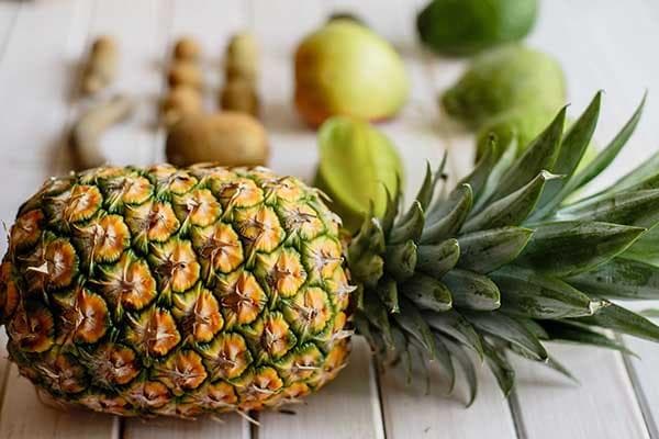 Ananas auf dem Tisch