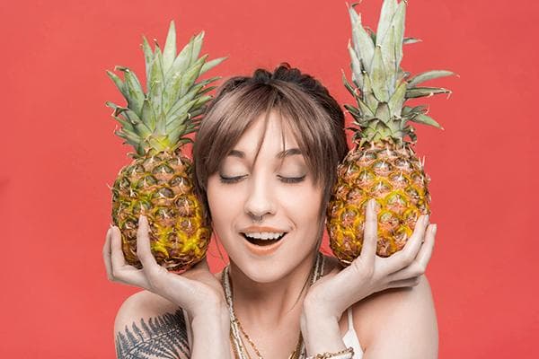 Eine Frau mit zwei Ananas