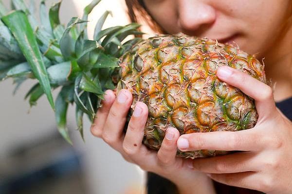 Überprüfung des Aromas einer gekauften Ananas